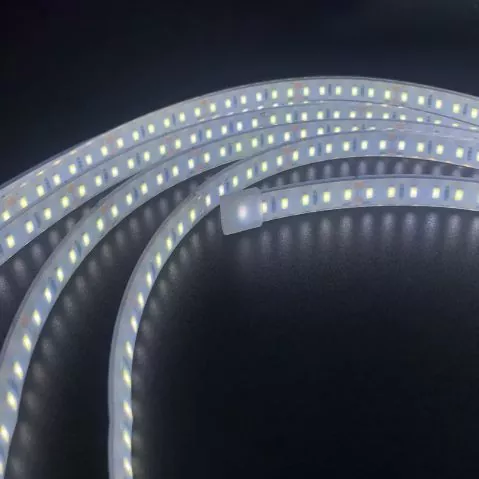 Melyek a közös LED-es alacsony feszültségű fénycsíkok fényforrásainak jellemzői?